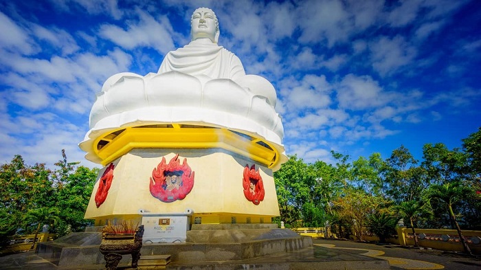 Viếng thăm chùa Long Sơn trong tuyến tour Bình Ba Nha Trang 3N3Đ