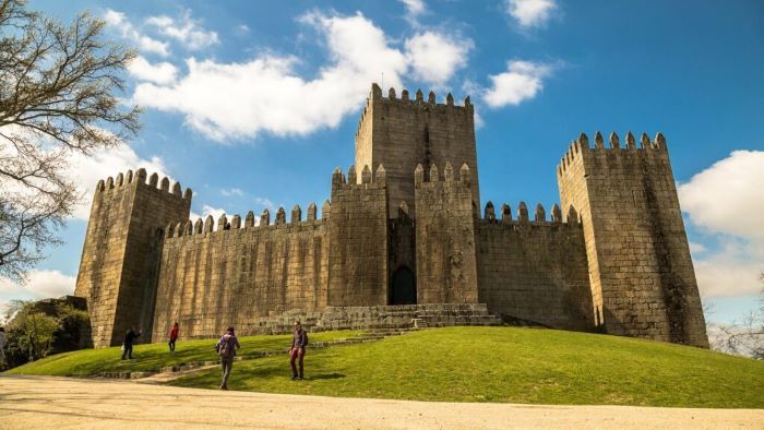 Khám phá lâu đài Guimarães trong thành cổ