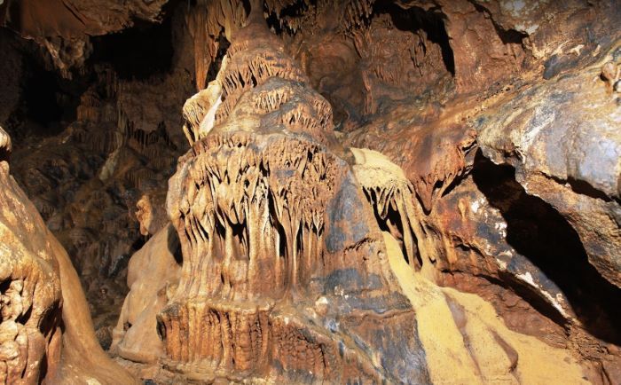 Hang động huyền bí ở bản Ôn