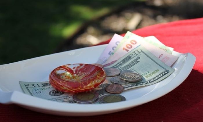 Bạn nên chủ động tips cho phục vụ ở Monaco khoảng 15% chi phí hóa đơn