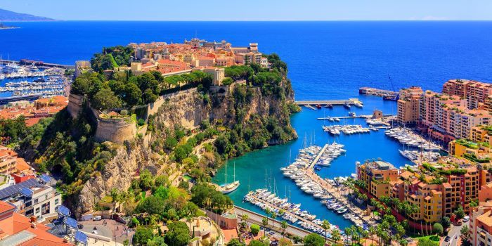 Khu phố cổ Monaco-Ville tọa lạc trên mỏm đá lớn bên bờ Địa Trung Hải