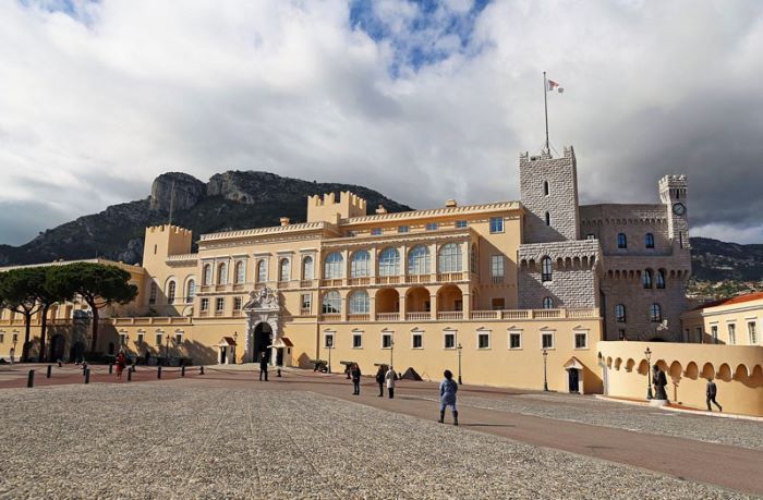 Dinh thự hàng trăm năm tuổi - Palais Princier de Monaco
