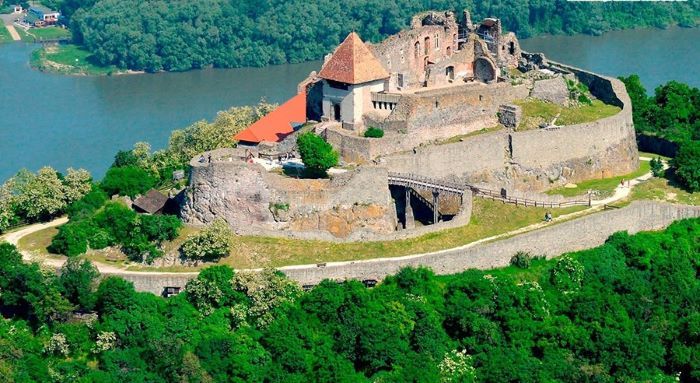 Cung điện Visegrad tọa lạc trên đồi cao nhìn xuống sông Danube
