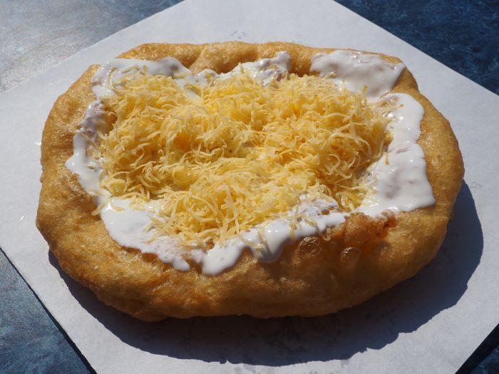 Bánh nướng Lángos giòn thơm, hấp dẫn