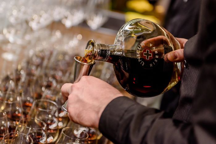 Rượu Zwack Unicum được nấu từ hơn 40 loại thảo mộc và gia vị