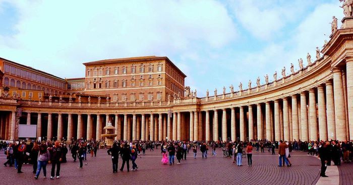 Kiến trúc hoành tráng tại Apostolic Palace