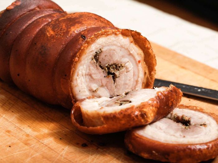 Món thịt lợn Porchetta chế biến theo công thức truyền thống