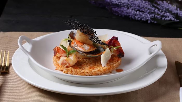 Cơm risotto nấu rượu và pho mát