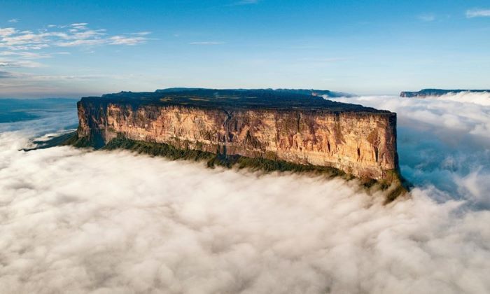 Đỉnh núi Roraima quanh năm bồng bềnh mây trắng