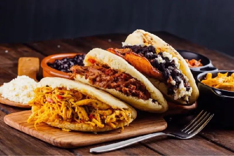 Arepas là món ăn đường phố vô cùng nổi tiếng ở Colombia 