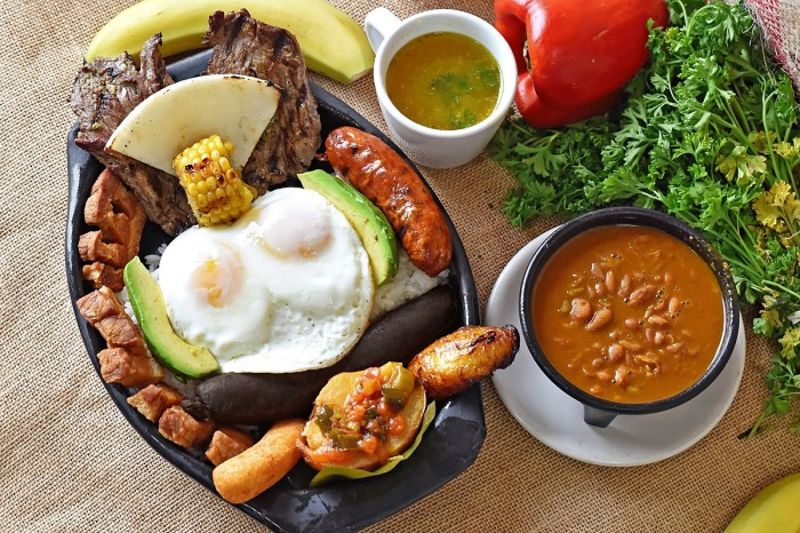 Món Bandeja Paisa đặc trưng của miền Trung Colombia 
