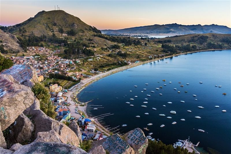Titicaca là hồ nước cao nhất trên thế giới mà tàu thuyền có thể di chuyển
