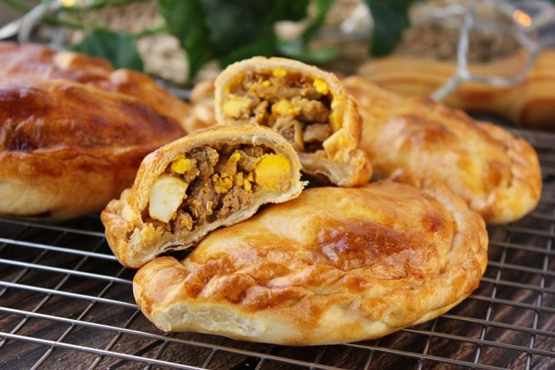 Salteñas khá giống với bánh gối ở Việt Nam nhưng to hơn 