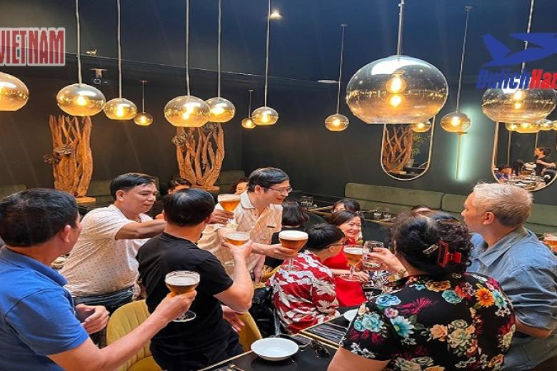 Khách dùng bữa