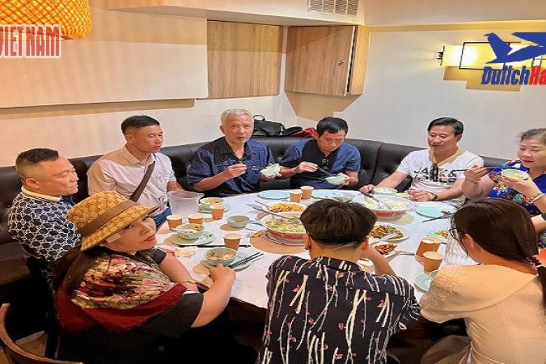 Khách dùng bữa