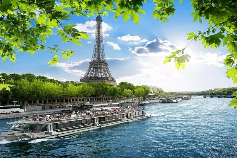 Du thuyền trên sông Seine