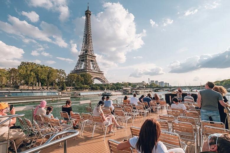 Du thuyền trên sông Seine