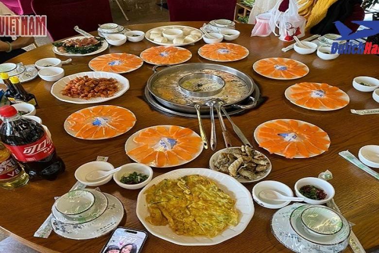 Khách dùng bữa