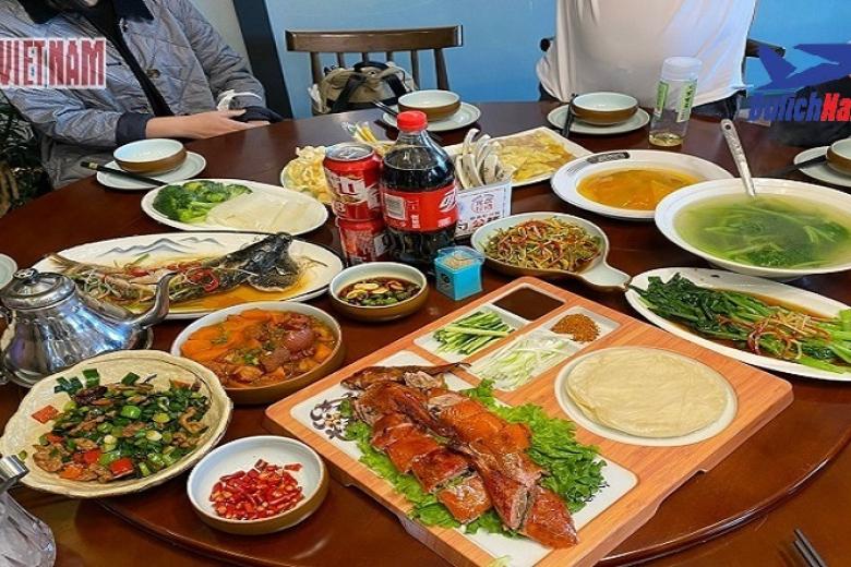 Khách dùng bữa
