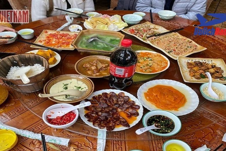 Khách dùng bữa