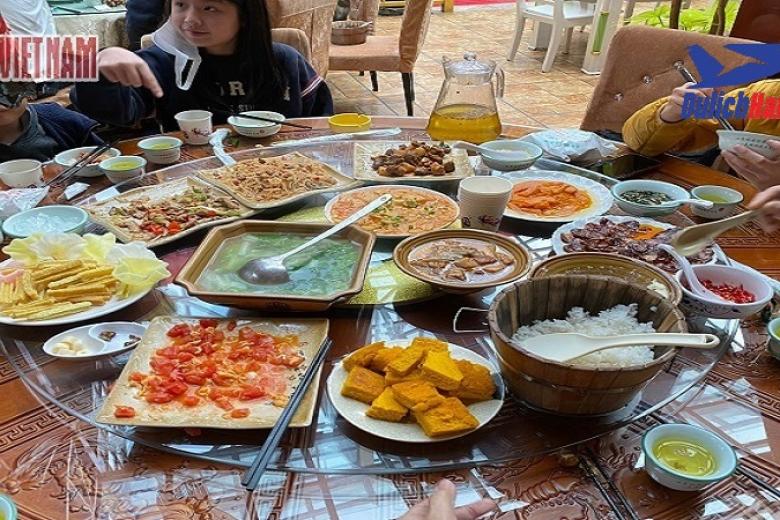 Khách dùng bữa