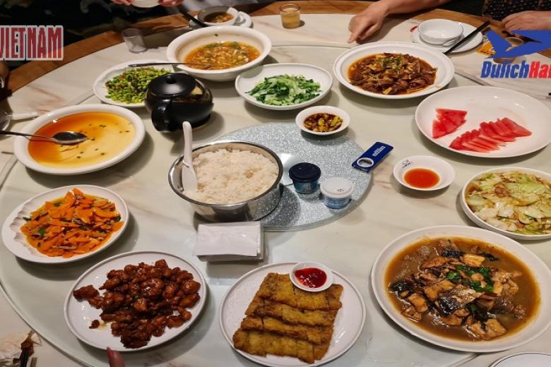 Khách dùng bữa