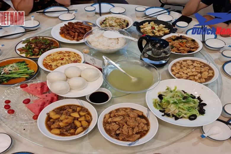 Khách dùng bữa
