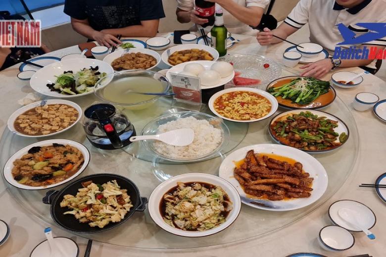 Khách dùng bữa