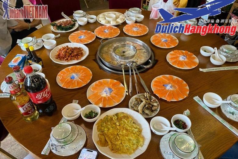 Khách dùng bữa