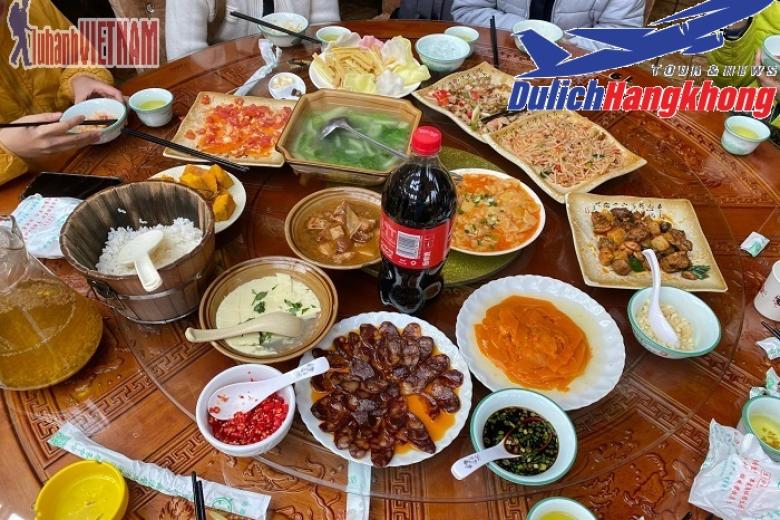 Khách dùng bữa