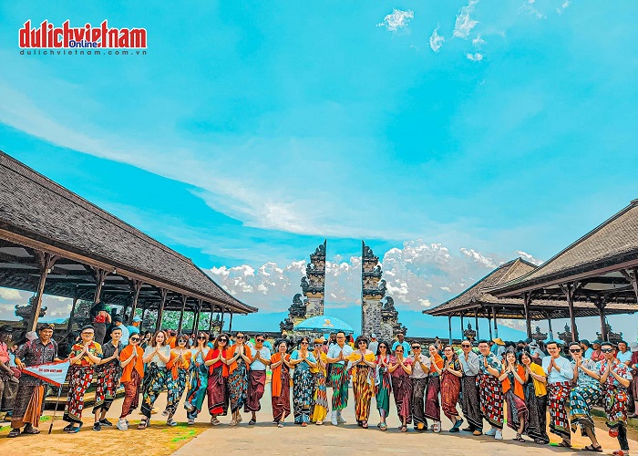 Du khách trải nghiệm Tour Bali