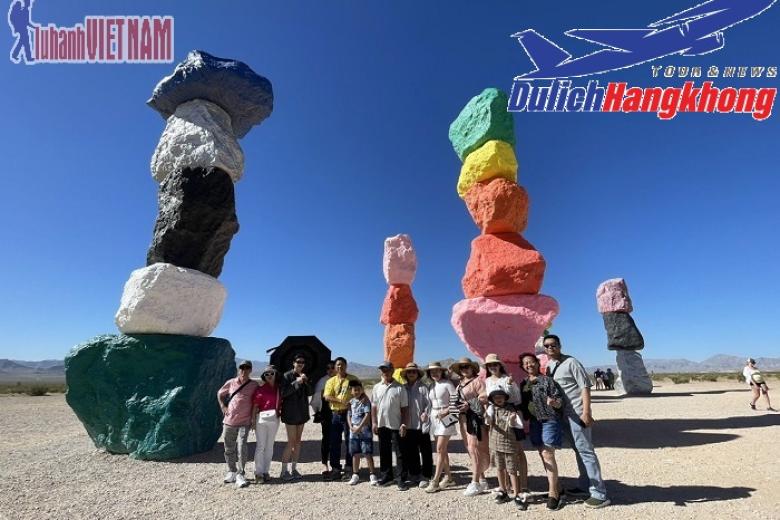 Khách chụp ảnh lưu niệm