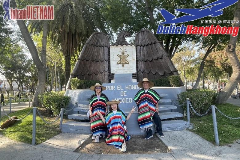 Khách chụp ảnh lưu niệm