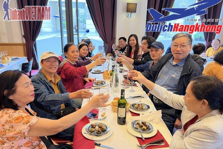 Khách dùng bữa