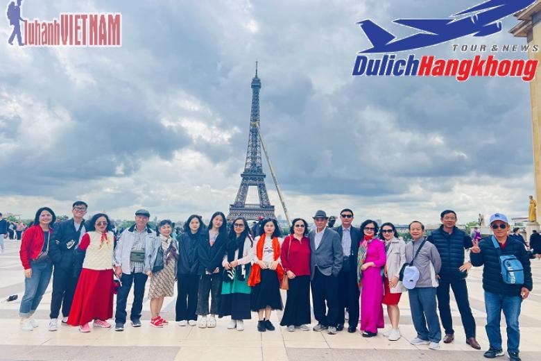 Khách chụp ảnh lưu niệm