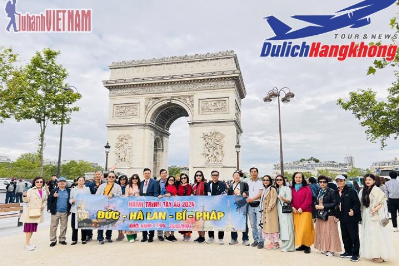Khách chụp ảnh lưu niệm