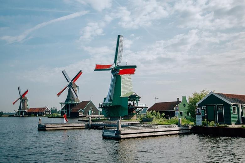 Quần thể hàng chục Cối xay gió Windmills