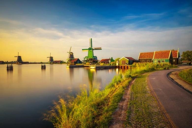 Quần thể hàng chục Cối xay gió Windmills