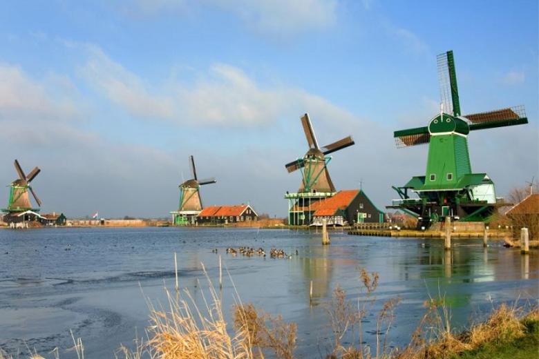 Quần thể hàng chục Cối xay gió Windmills