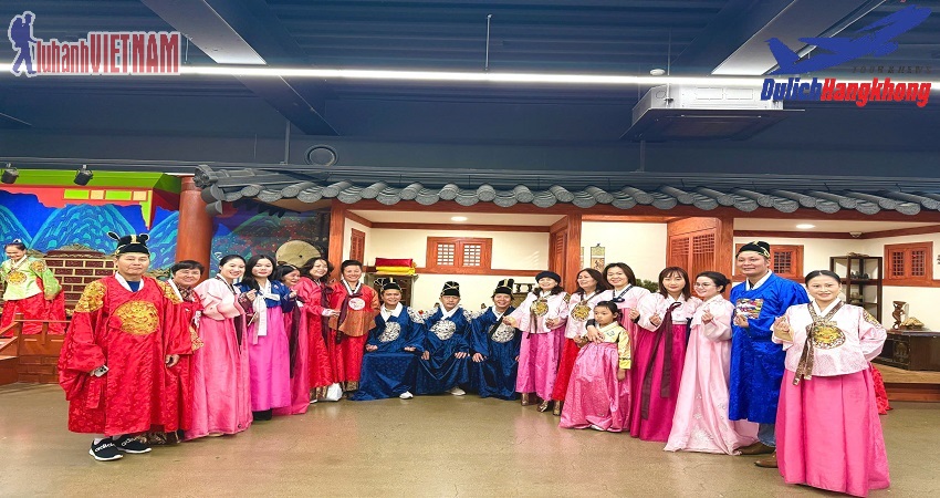 Du khách trải nghiệm Tour Hàn Quốc