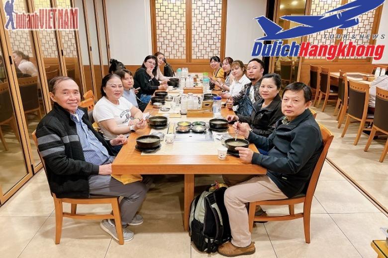 Khách dùng bữa