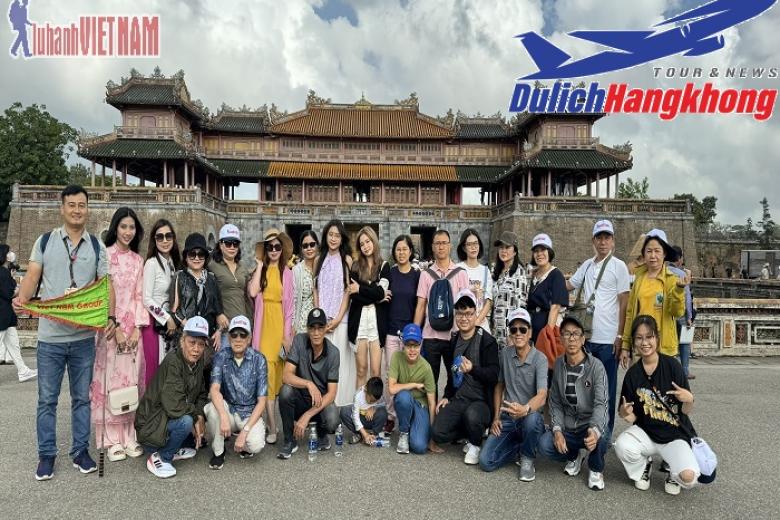 Khách chụp ảnh lưu niệm