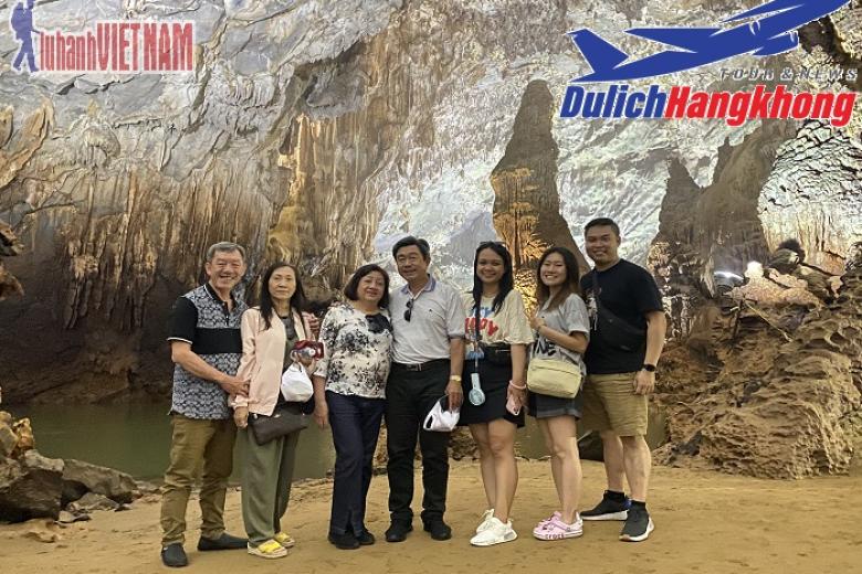 Khách chụp ảnh lưu niệm