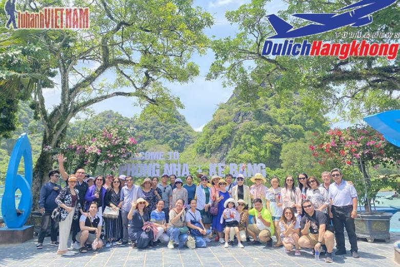 Khách chụp ảnh lưu niệm