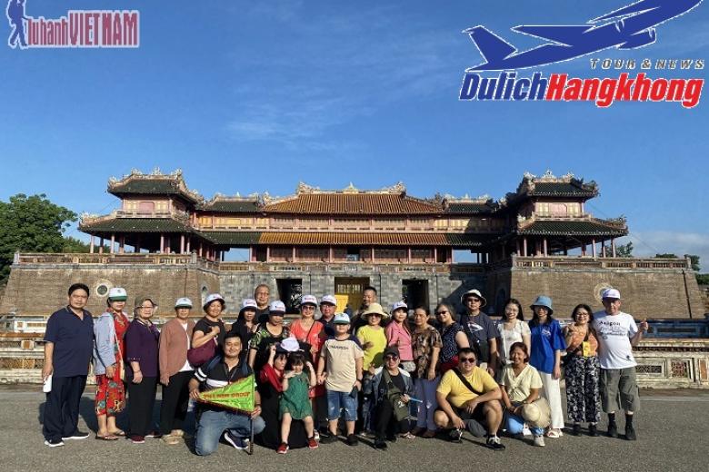 Khách chụp ảnh lưu niệm