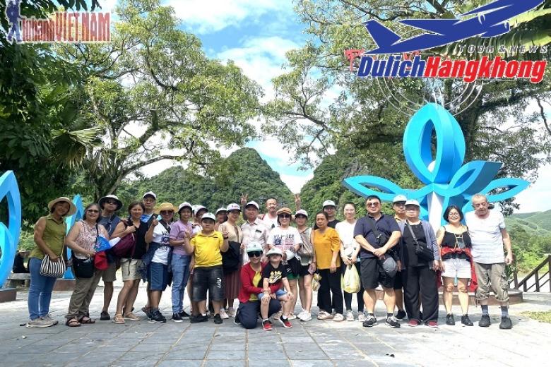 Khách chụp ảnh lưu niệm