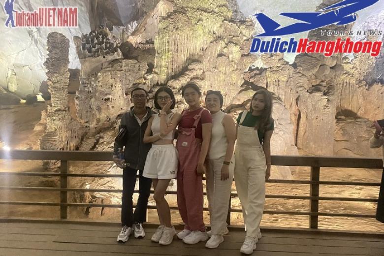 Khách chụp ảnh lưu niệm