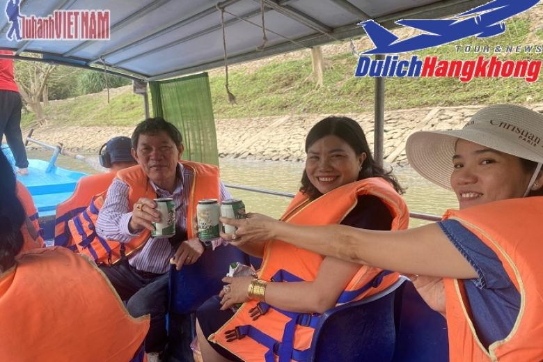 Khách chụp ảnh lưu niệm