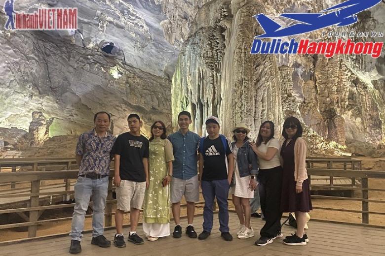 Khách chụp ảnh lưu niệm