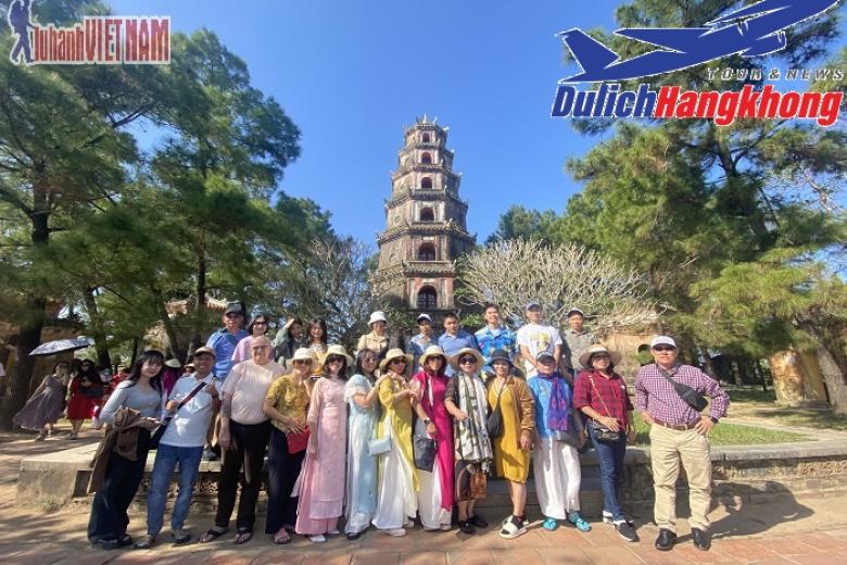 Khách chụp ảnh lưu niệm